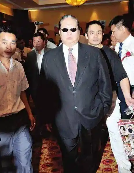 向华强因为他不敢逼成龙拍戏,他带人救下成龙_大哥_洪家班_师兄