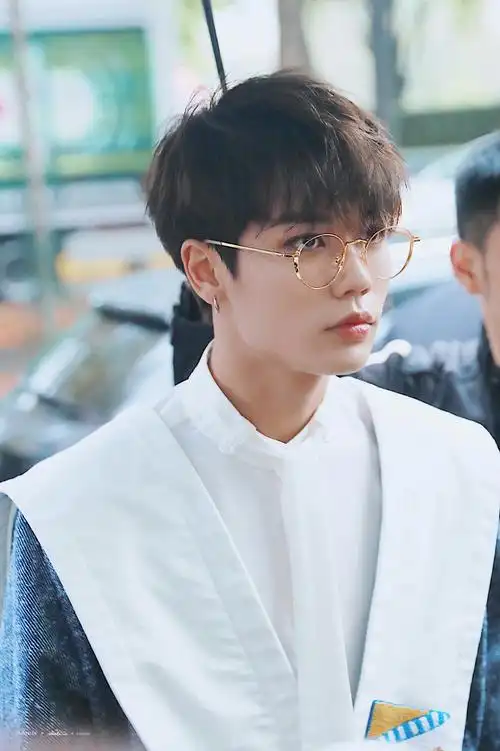 林彦俊巴黎时装周上班路透金丝眼镜 白衬衫 水手服的顺毛橘这是什么