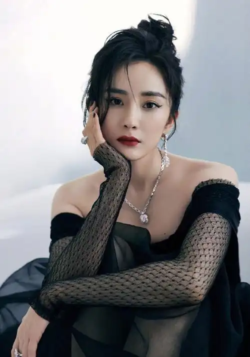 腾讯视频拾光盛典##杨幂一字肩深v黑纱裙