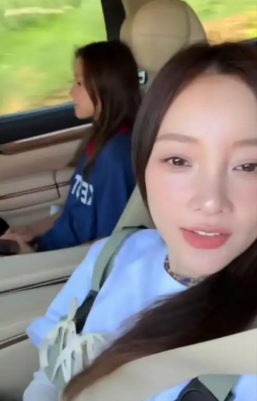 李小璐陪女儿露营庆六一,11岁甜馨皮肤黝黑,与妈妈同框色差明显