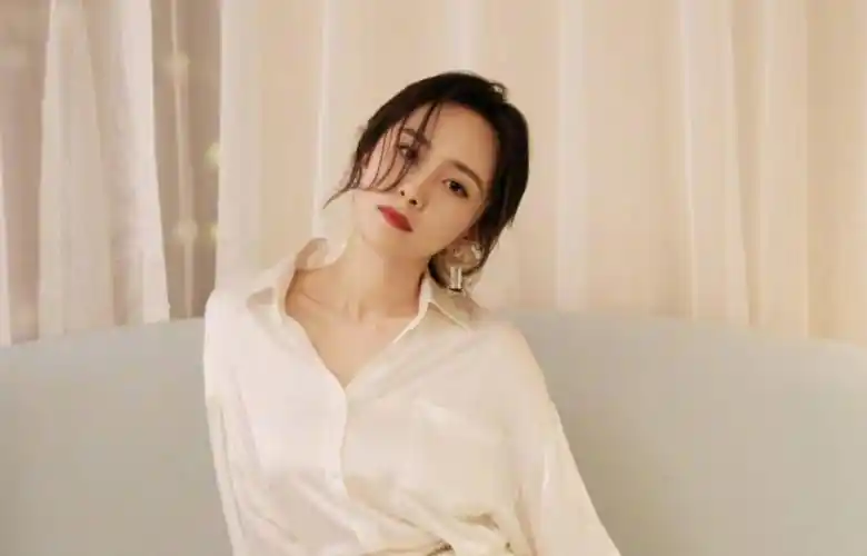 原创杨幂出镜生图曝光一袭白衬衫温婉端庄眼神与九年前相比变化很大