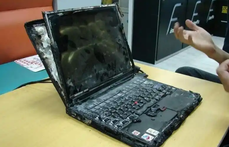 1电脑着火后需马上拔掉电源插头或关闭电源总开关,用湿毛巾或棉被等