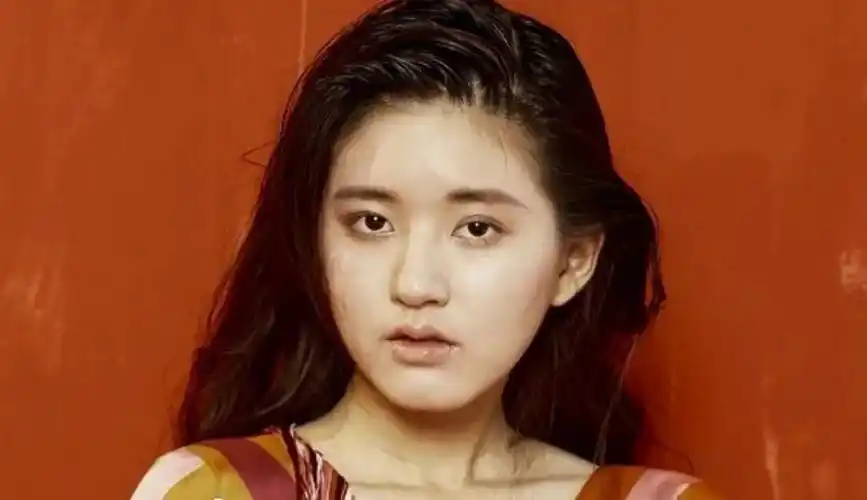 还有一组赵露思刚出道时拍摄的"公式照",这组图最大的问题是她的肤色