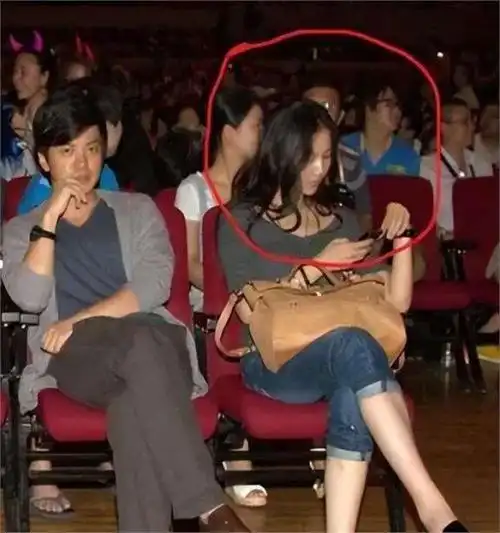 李健开演唱会妻子现身,下楼梯紧牵手,孟小蓓半年胖30斤圆润许多