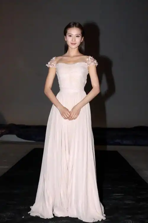 原创刘诗诗衣品太高级穿一身白也不显单调这几点是关键