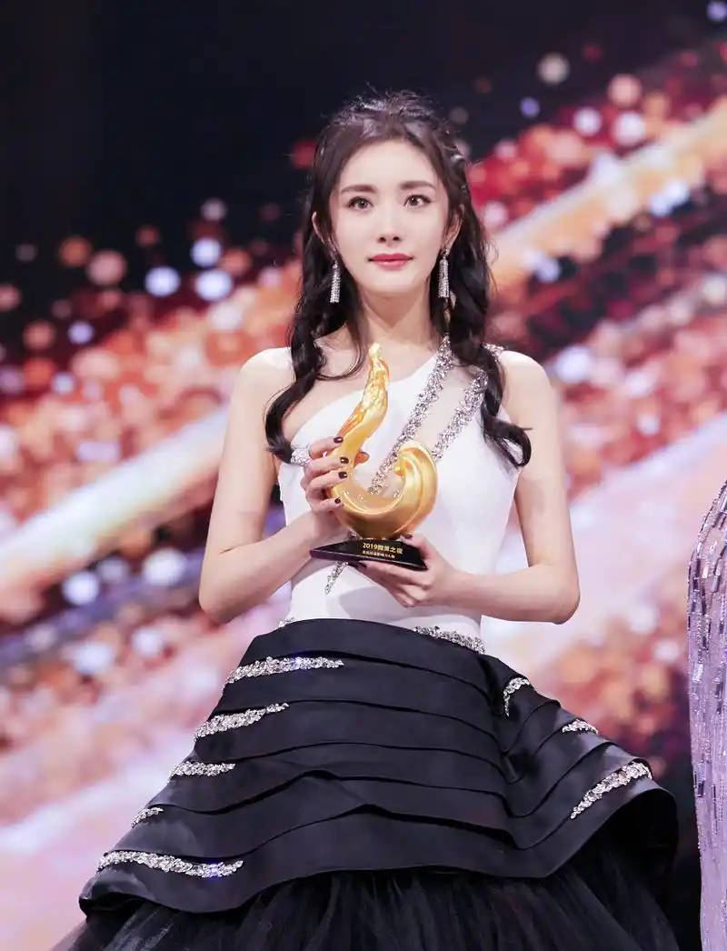 34岁杨幂颁奖礼服好减龄,感觉又回到18岁少女!这次是真的很嫩哦