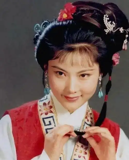 60岁何赛飞飙脏话追着代拍打网友权杖女王