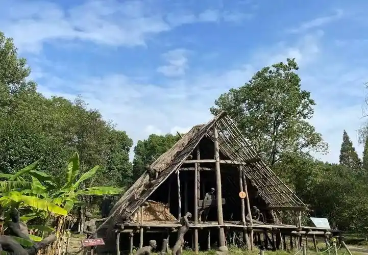 河姆渡遗址发现于1973年,遗址总面积达4万平方米,叠压着四个文化层