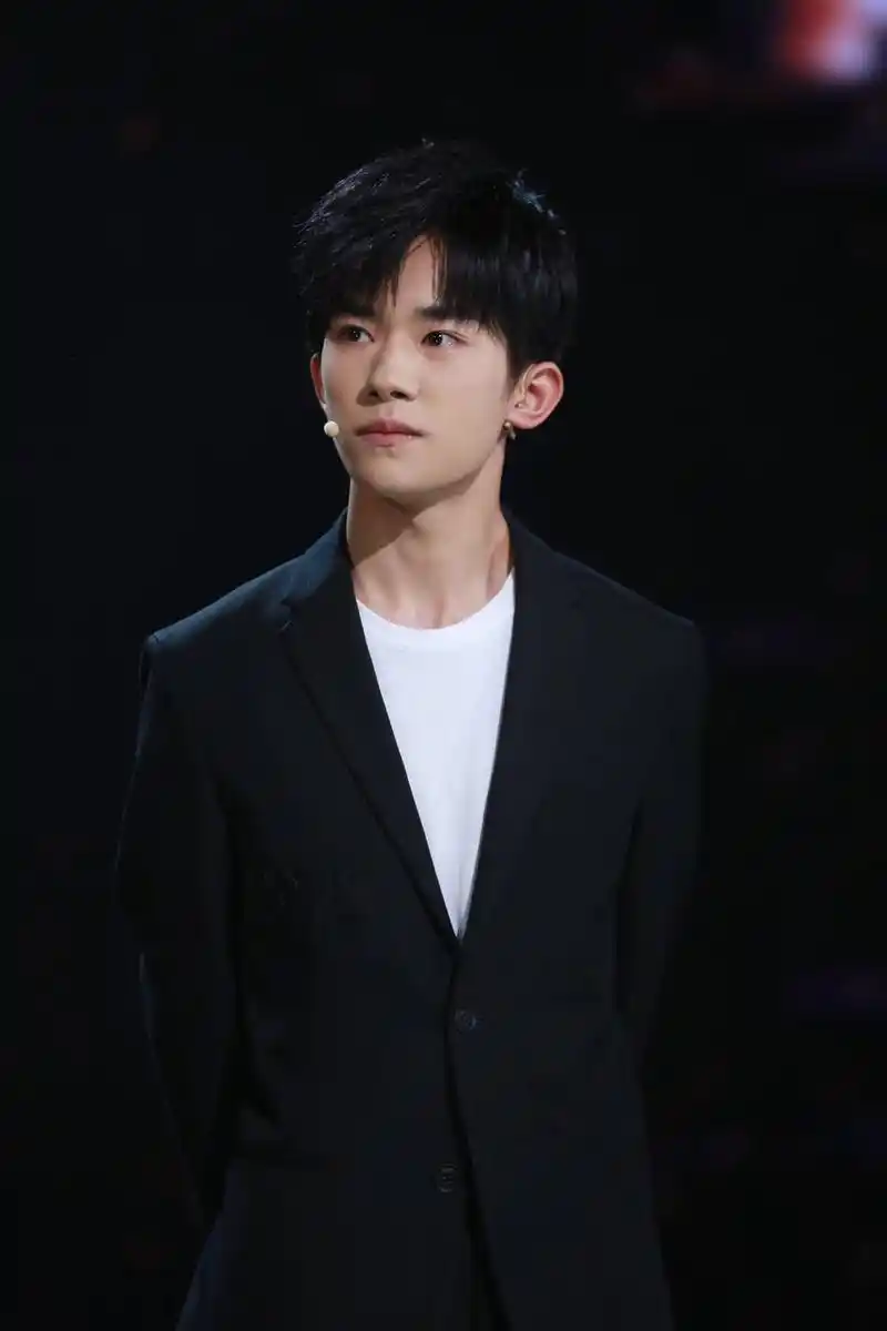 男神穿着西装朝你走来,杨洋,蔡徐坤,易烊千玺谁撩到你?