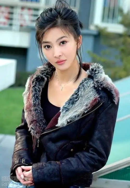 高开叉性感露胸_高清图集_新浪网绝色演员之最美西施—双料影后周知