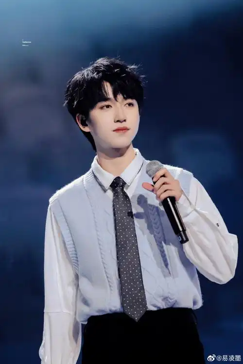 贺峻霖 画报颜值##贺峻霖 1123出道两周年快乐