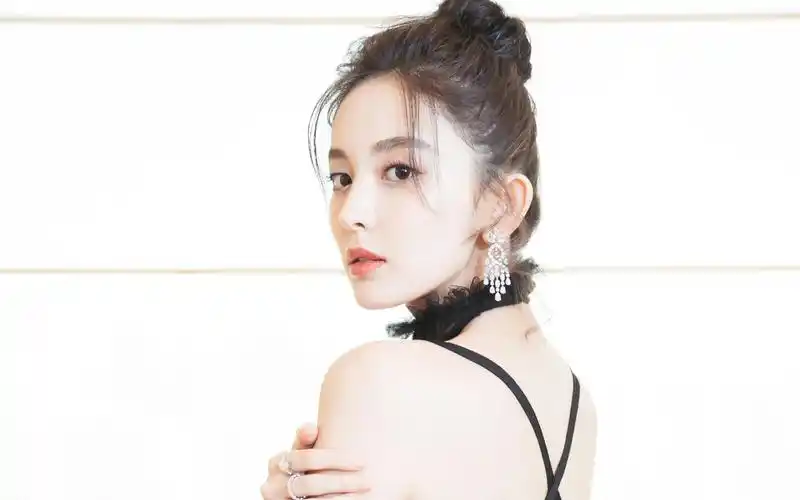 美女明星古力娜扎黑白摄影艺术写真壁纸