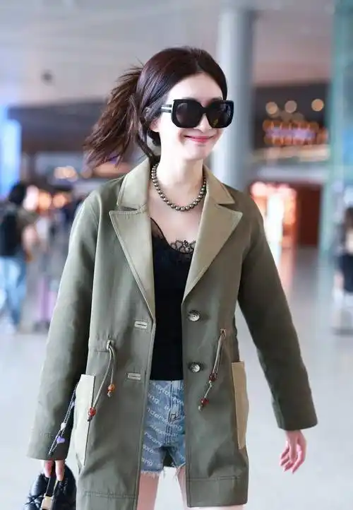 江疏影打扮时髦现身上海机场,无敌美腿羡煞旁人,本人白到发光!