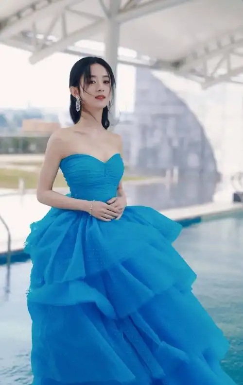 赵丽颖明蓝色公主蛋糕裙造型出席金鹰节晚会!