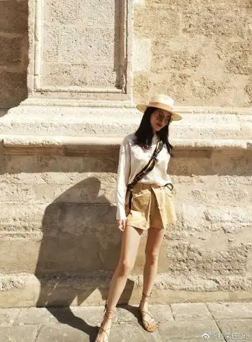 8月17日,杨采钰在微博晒出了一组夏日旅游照片,并开心写道:"阳光满满.