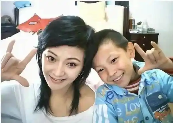 原创那英和高峰在一起十年被分手带儿子嫁给酒吧老板婚后甜蜜幸福