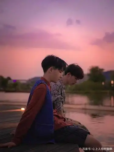 两个男生一起拍照是不是很温馨