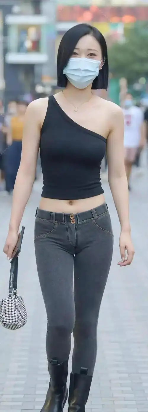 修身低腰牛仔裤穿在身上很慵懒搭配斜肩背心却很时尚显腰线