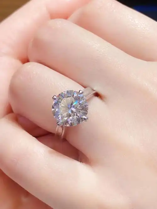 哇手上佩戴一款5克拉的钻戒是什么样的体验