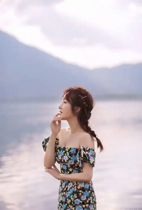 原创一把年纪还装美杨钰莹太不害臊穿粉色裙子动作很僵硬