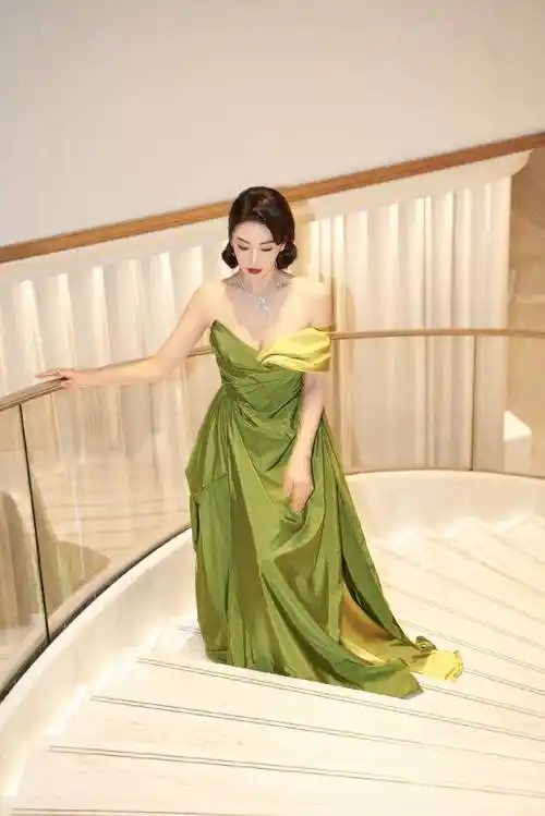 大秀白皙的香肩和傲人的事业线 – 爱读书