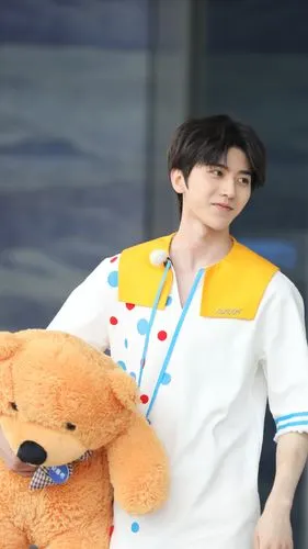 蔡徐坤超话93#奔跑吧蔡徐坤#跑过来扔熊也太可爱了吧@蔡徐坤