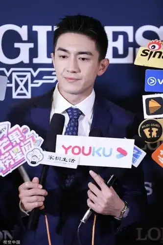 组图:林更新寸头穿西装满满男神范 花式梗王秒变优雅绅士