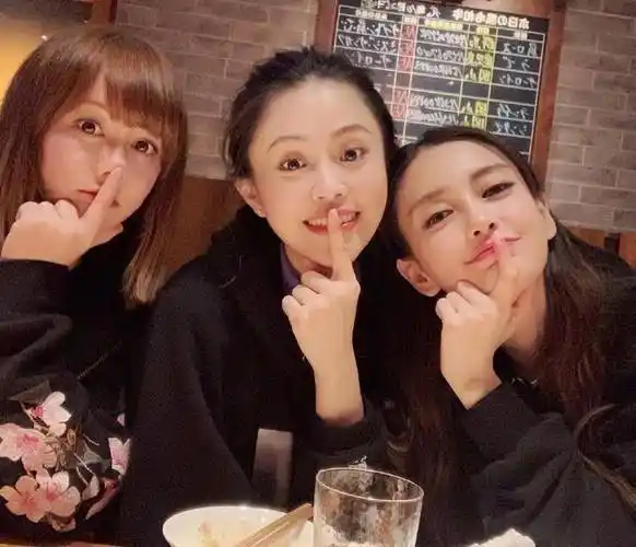 闺蜜晒私下聚会照为杨颖庆生,混血高颜值不输杨颖,嘟嘴玩亲亲动作亲昵