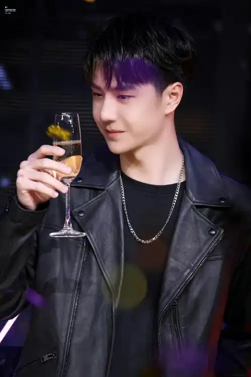 王一博这就是街舞#有你的每一天都值得庆祝可是为什么明明喝酒的是他