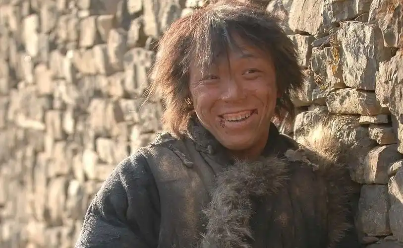 47岁黄渤电梯前热舞!扭动腰肢表情搞怪,穿花衬衫太新潮