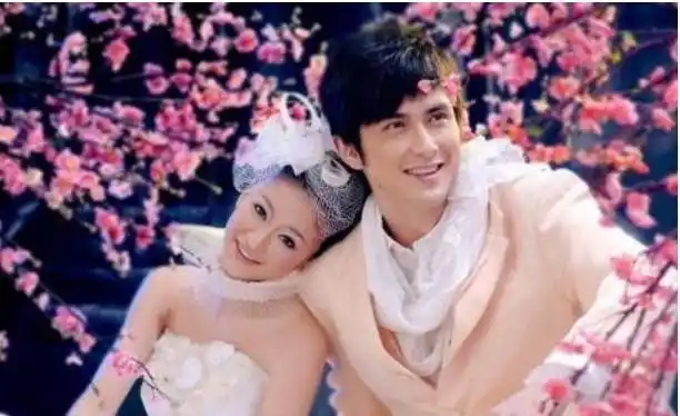 高伟光手上有钱后对自己也有信心了,在成都的婚纱摄影行业红了一阵,赚