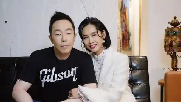 原创原创50岁朱茵为老公庆生送惊喜搂着黄贯中肩膀大秀恩爱