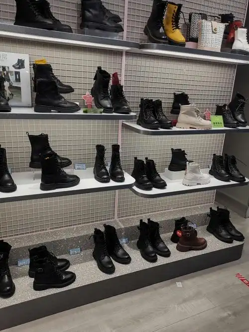 时尚休闲柜组商品陈列调整 2.