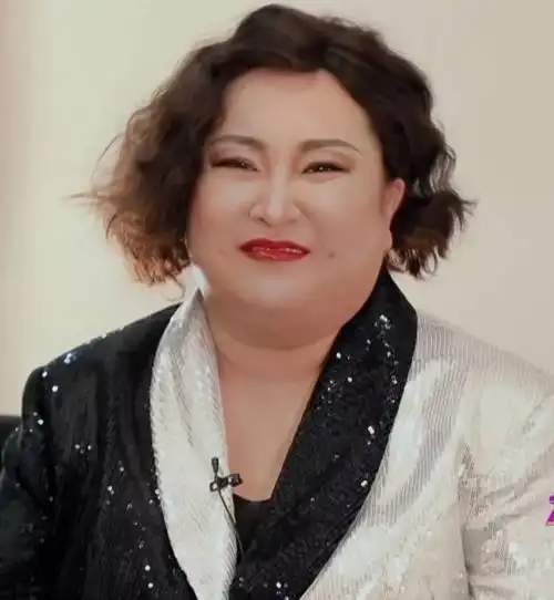 贾玲胖得流油了体重超200斤爆肥出新高度脸部更圆到没轮廓