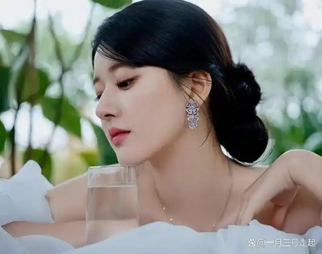 看到当红艺人判若两人旧照如同换皮才知资本造星有多恐怖