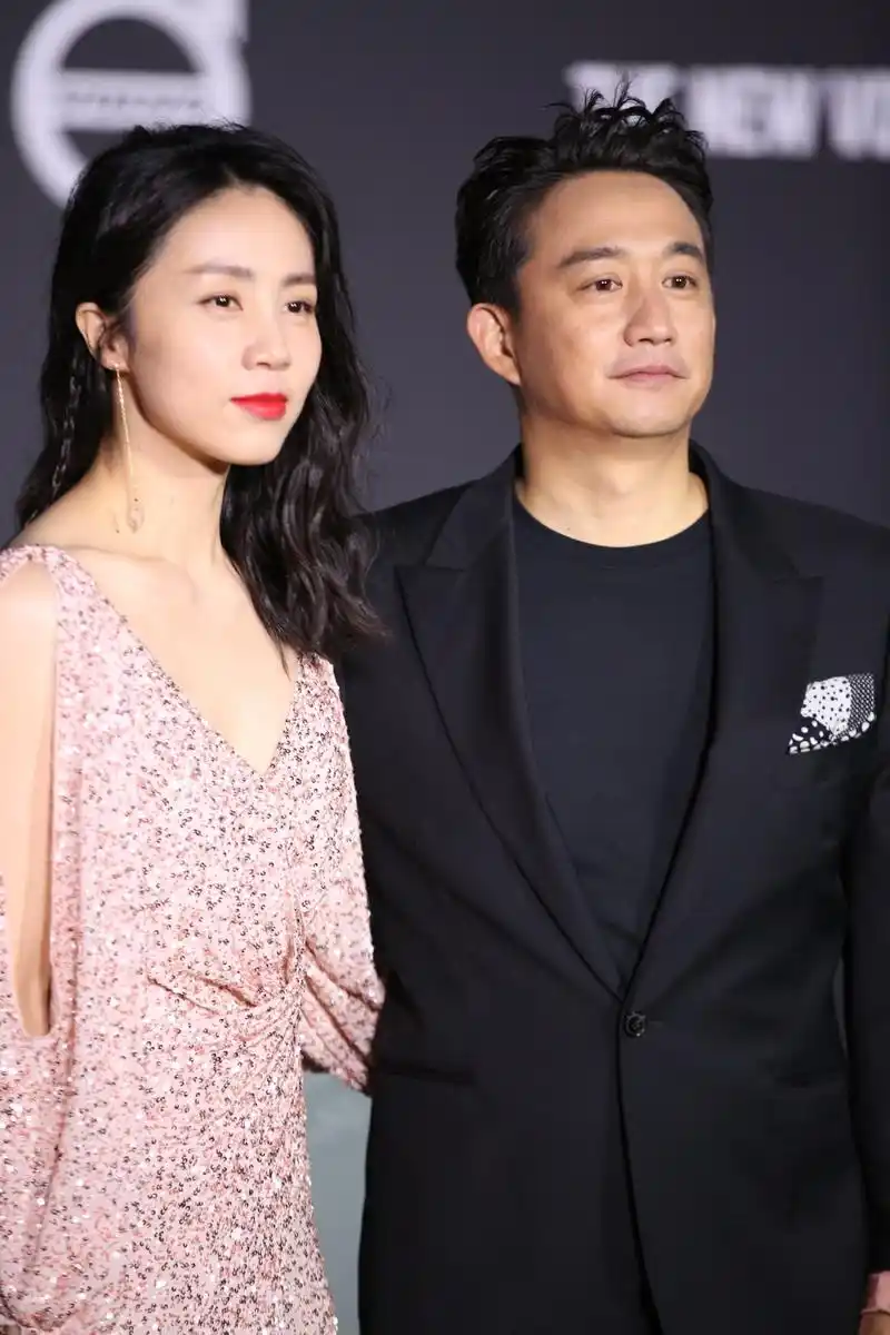 黄磊夫妇罕见现身活动孙莉红唇卷发一改低调穿亮片粉裙太耀眼