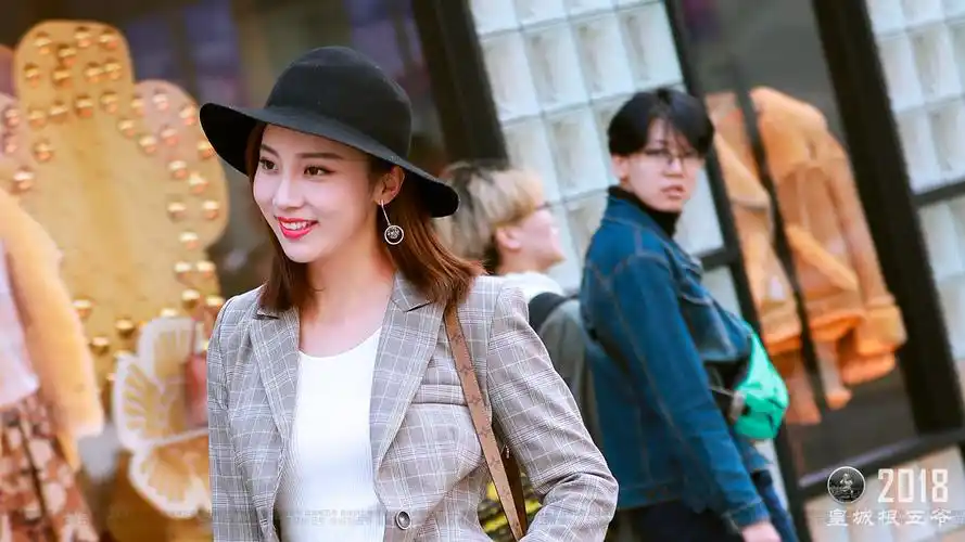 街拍:时尚的穿搭,激发出女人无限的美丽