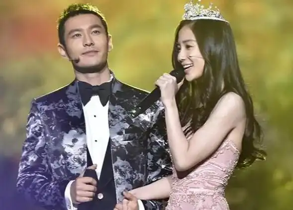 杨颖疑公开示爱!戴钻戒晒10w玫瑰,喊男友宝贝,男方比黄晓明强