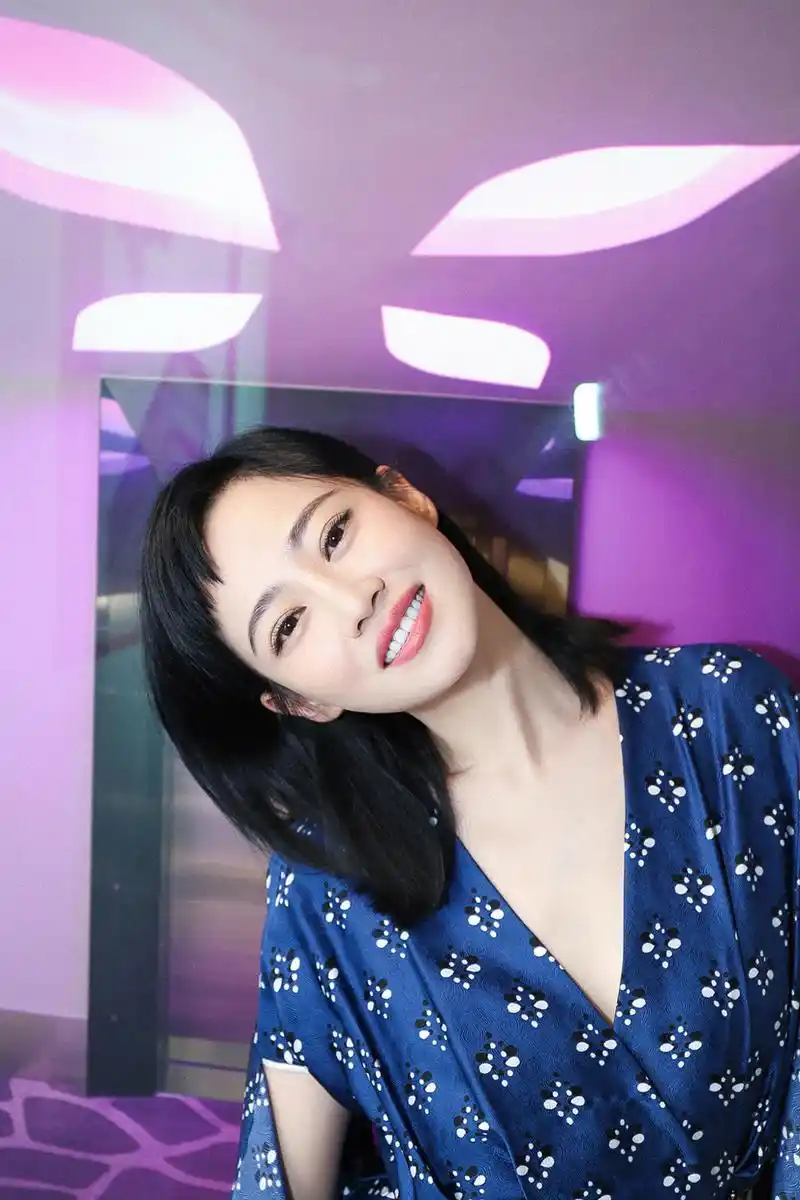 "文艺女神"谭卓受邀出席摄影展 长裙深v摇曳妖娆女人味