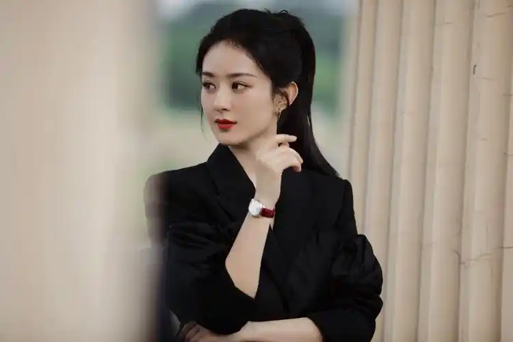 赵丽颖扎马尾穿黑装干练霸气红唇吸睛