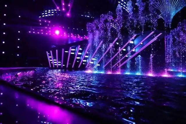 换了几稿,甲方终于找到喜欢那个的舞台造型