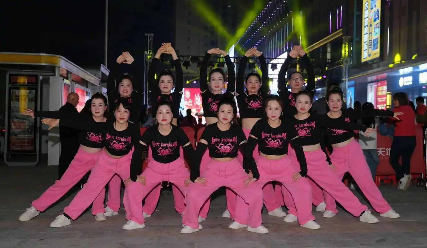 很高兴我们飞扬舞队在第二届"广场舞"比赛中获得,实属