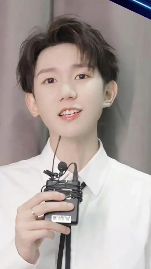 我们的眼睛是不断追踪定位的监控,似乎专门是为了搜寻王源细微的隐匿