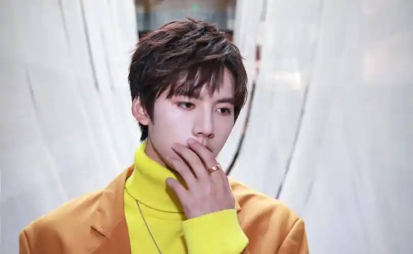 邓超元靓丽毛衣帅气写真,分享一组邓超图片给大家,图中的明星图片壁纸