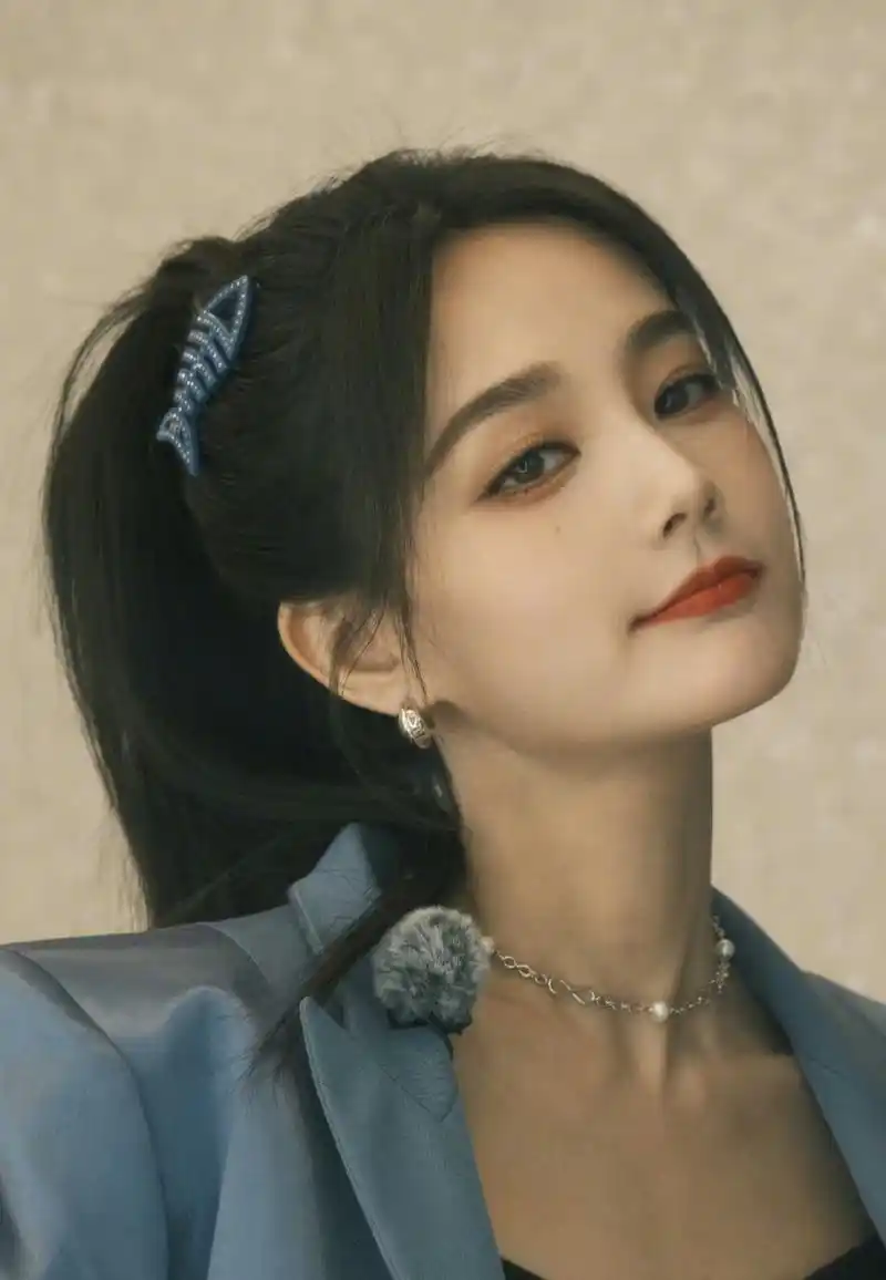 看李一桐这组照片,穿着蓝色套裙的李一桐梳着高马尾,戴着蓝色的鱼骨