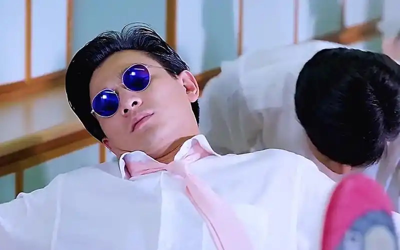 华仔在学校称霸王,上课了还翘着脚戴墨镜睡觉,可惜陈浩南是班主任