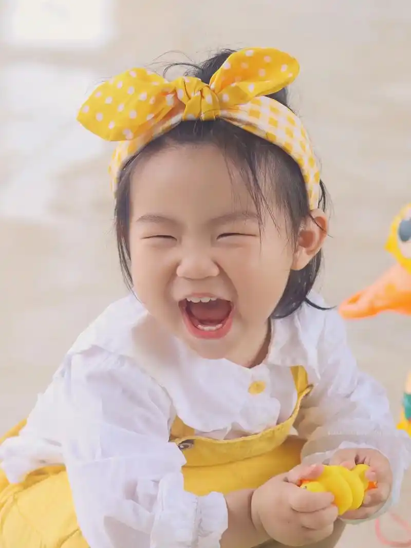 可爱治愈系笑容～#超有镜头感的小女孩 #我家的小公主闪亮登场 - 抖音