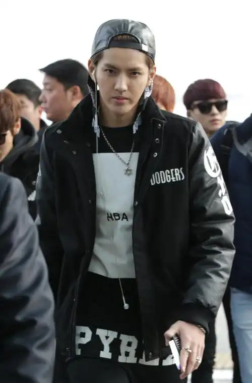 在加拿大长大的吴亦凡演绎起欧美街头风格自然是得心应手,反戴的帽子