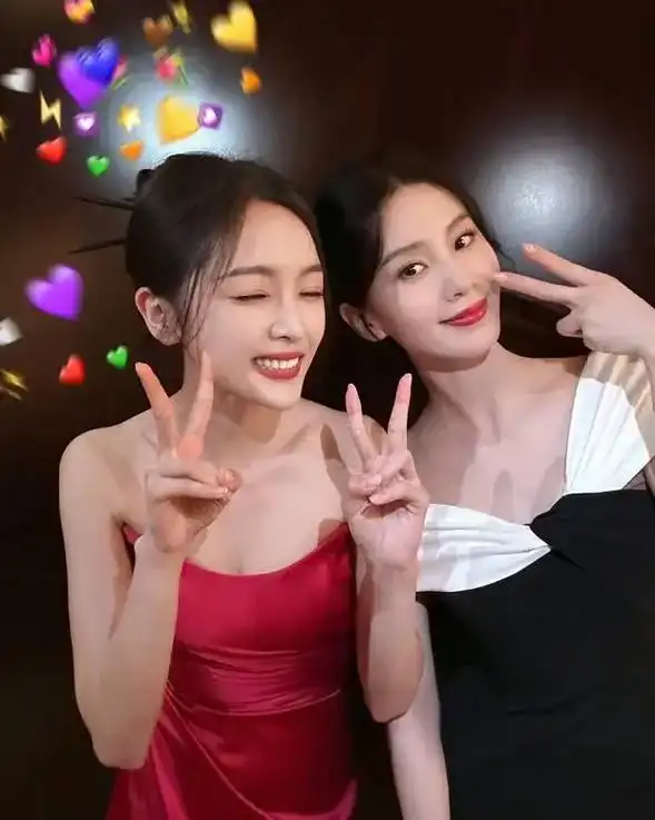 吴宣仪晒与刘诗诗合照 两人对镜比耶.吴宣仪俏皮可爱,刘诗诗优 - 抖音