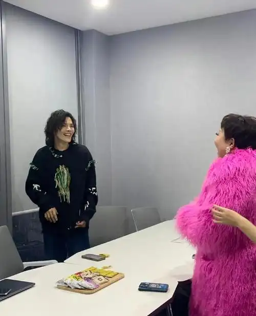 她还在采访中谈论了向太的家庭问题,称郭碧婷很好控制.